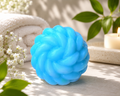 Jabón íntimo de alumbre menta frescura en forma de bola azul sobre fondo natural.