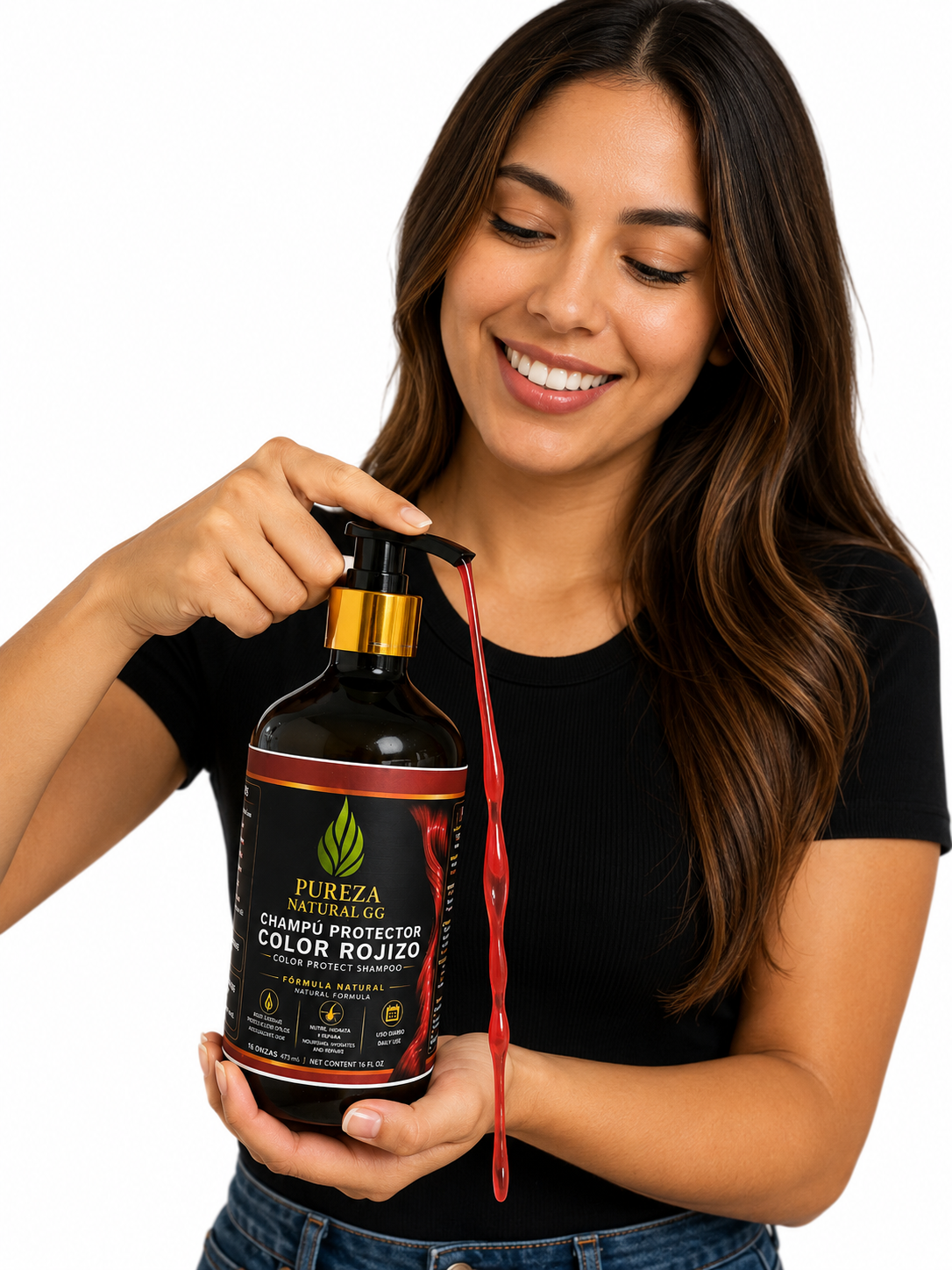 Mujer sonriente usando shampú herbal nutritivo Pureza Natural GG para cabello teñido, mostrando su fórmula roja.