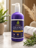 Botella de champú cebolla jengibre romero con ingredientes naturales en entorno acogedor.
